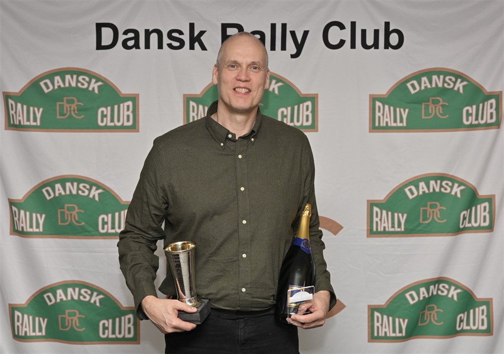 Henning Søgaard modtog på DRCs generalforsamling KRB Pokalen, som bevis for sin sejr i rallyturneringen KRC Cup 2025.
(Foto: DRC-arkivfoto)